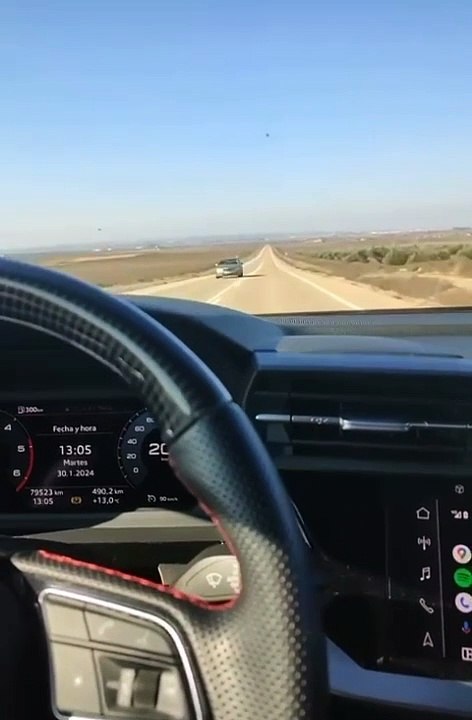 Lo pillan tras subirse a redes conduciendo a 215 kilómetros