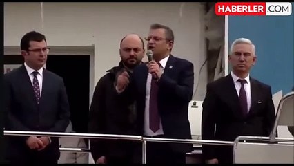 Özgür Özel, Cemil Tugay'dan bahsedip yanlış kişinin elini kaldırdı