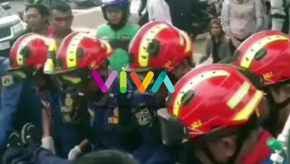 Jatuh Saat Hindari Angkot, Mata Seorang Wanita Terluka Parah