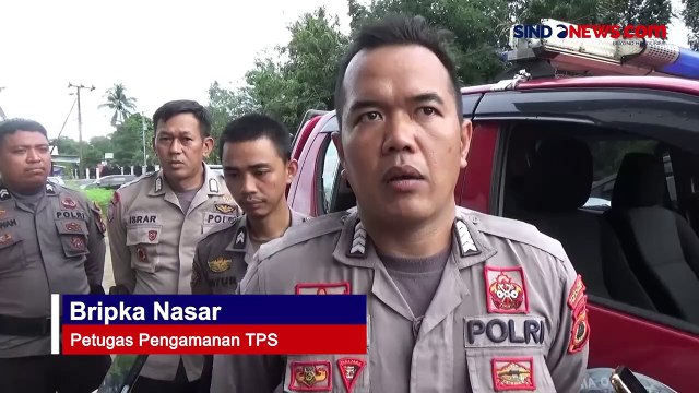 Petugas Nekat Sebrangi Sungai Berarus Deras saat Pergeseran Logistik Pemilu di Maros
