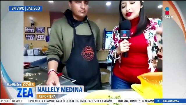 Nallely Medina desayuna tacos de carnitas en taquería Minerva