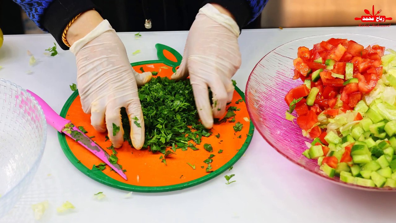 رز مع دجاج المسلوق الاكلة الاكثر شعبية و طلبا مع لبن بخيار و سلطة الخضار مع رباح محمد