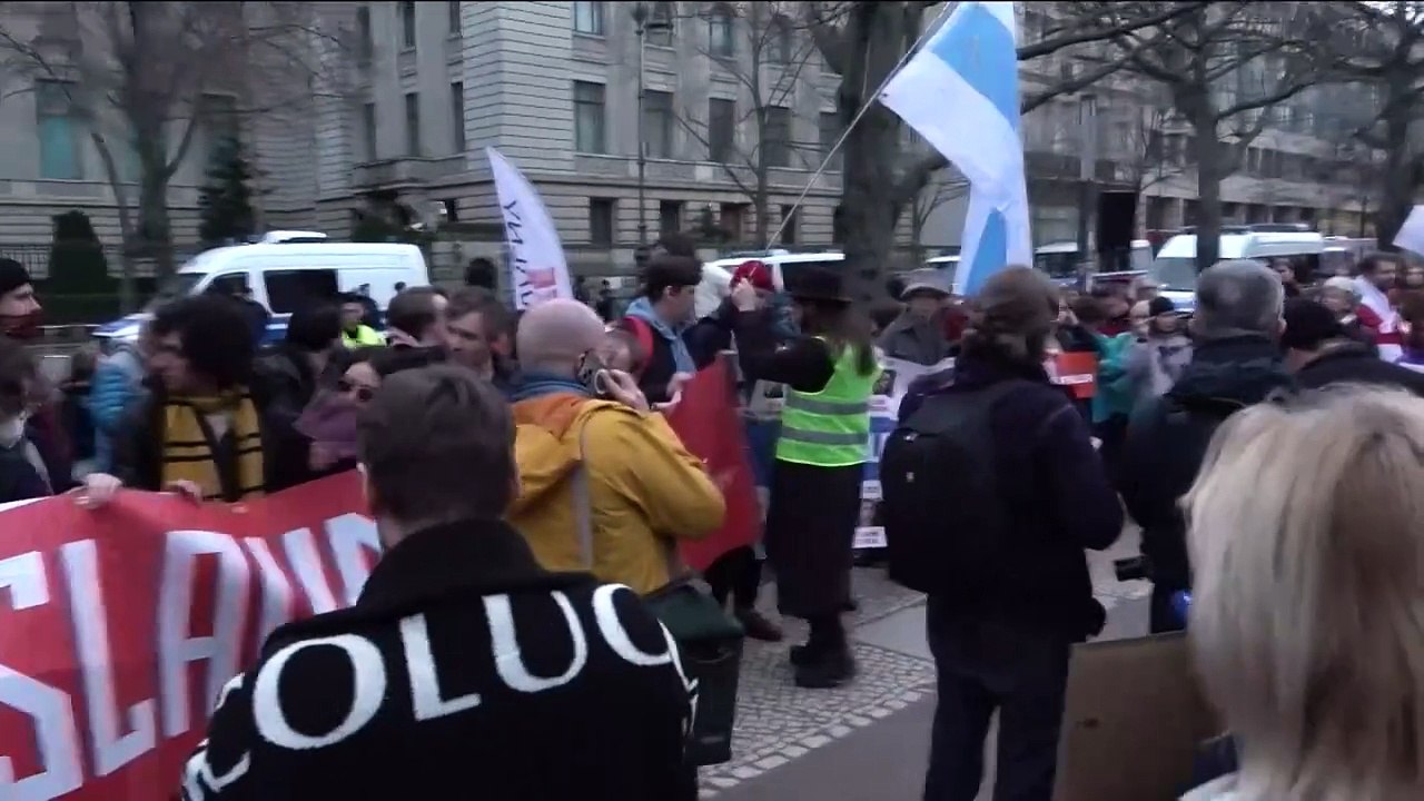 Nach Tod Nawalnys: Protest vor russischer Botschaft in Berlin