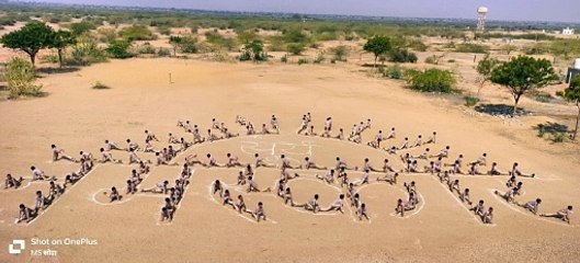 मानव श्रृंखला से सूर्य नमस्कार की आकर्षक आकृति को बनाया