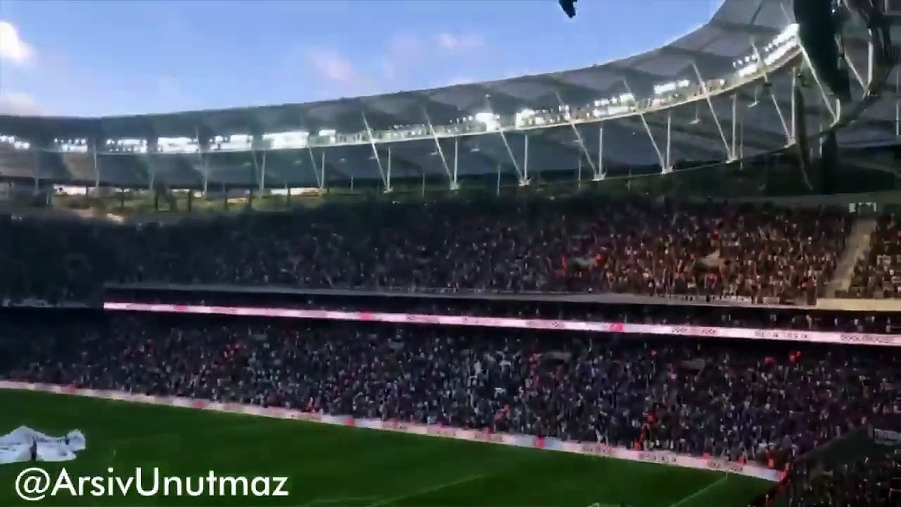 Beşiktaş İnönü Stadı: Türkiye laiktir, laik kalacak.