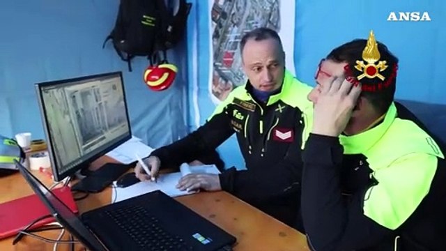 Crollo a Firenze, le operazioni senza sosta dei vigili del fuoco