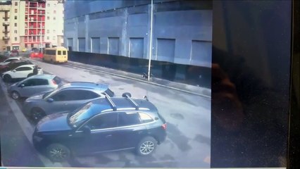 Firenze, nuovo video del crollo: il pannello di cemento colpisce lo scuolabus