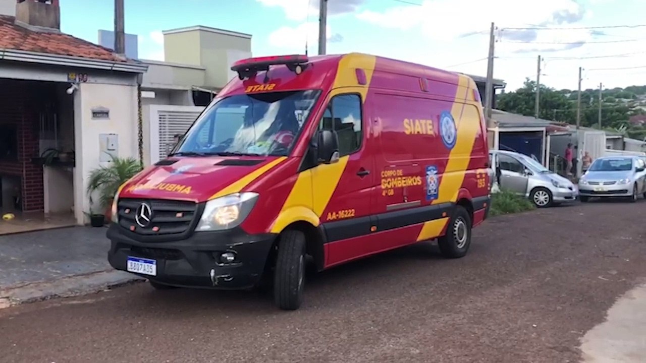 Menina sobe na máquina de lavar roupas e fica ferida após o vidro da tampa estourar