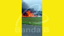 Caminhão pega fogo na BR-116 e assusta motoristas que trafegavam pela rodovia