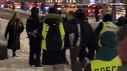 شاهد: اعتقالات في قلب موسكو حيث تجمع أنصار نافالني ليودعوه بالورود