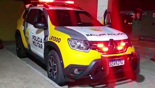 #Revoltado: homem tenta tomar arma de policial, vai preso e quebra viatura durante transporte