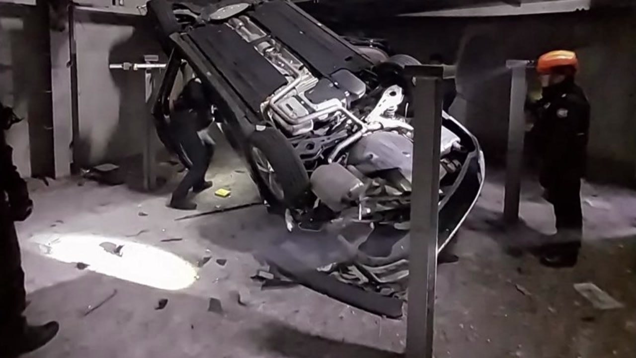 주차타워에서 승용차 추락...60대 운전자 다쳐 / YTN