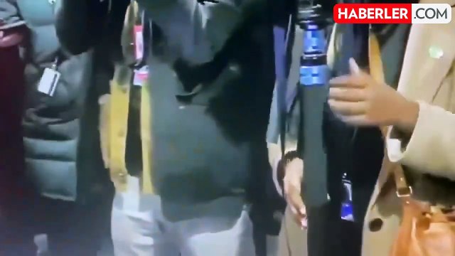 Çevre felaketinin yaşandığı bölgeyi ziyaret eden Biden, zehirli olmadığını göstermek için su içti