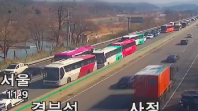 충북 청주 경부고속도로서 버스 3대 추돌...3명 경상 / YTN