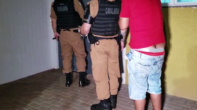 Suspeito de tráfico de drogas é detido com cocaína no carro no Cascavel Velho