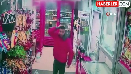 Çakmak gazıyla şaka yapan genç, arkadaşının kafasını yaktı: O anlar kamerada