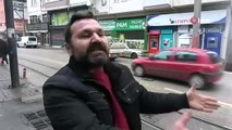 Yağmurda kayan ve caddeye fırlayan başıboş motosiklet faciaya neden oluyordu..