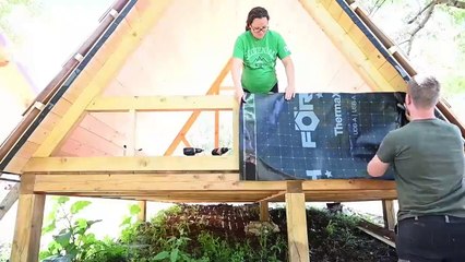 Cả gia đình cùng nhau xây một ngôi nhà gỗ trong rừng để ở