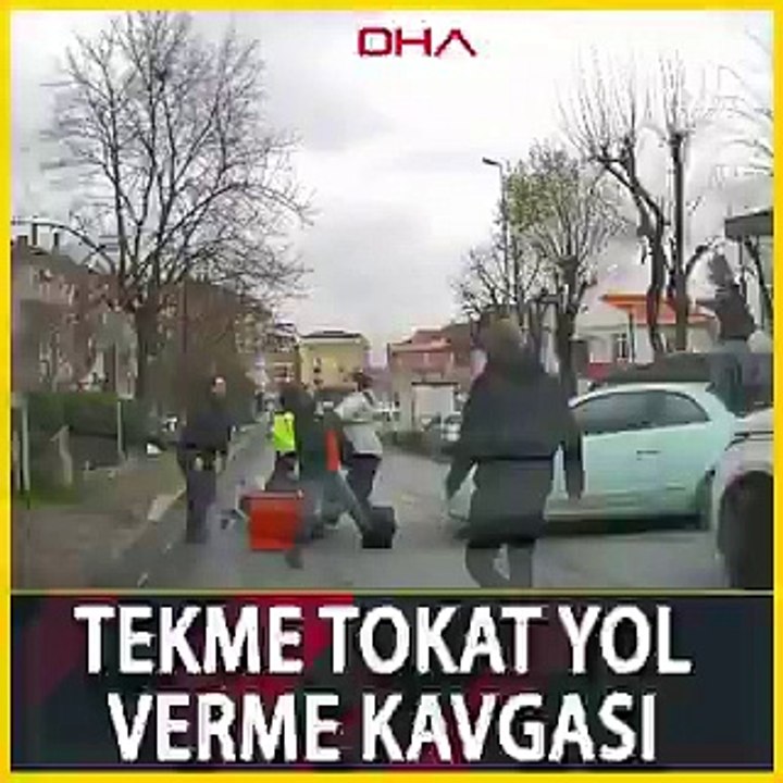 Trafikte yol verme kavgası: Tekme tokat birbirlerine girdiler