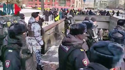 Кадры задержаний, которую устроили московские полицаи на акции в память о Навальном