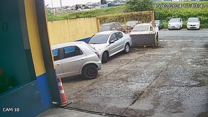 Download Video: Criminosos armados assaltam autocenter e aterrorizam funcionária durante trabalho em Colombo; vídeo