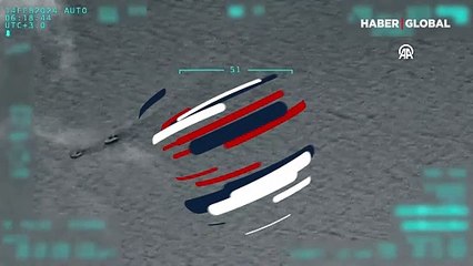 MSB görüntüleri paylaştı: Yunanistan tarafından denize bırakılan bottaki düzensiz göçmenler kurtarıldı