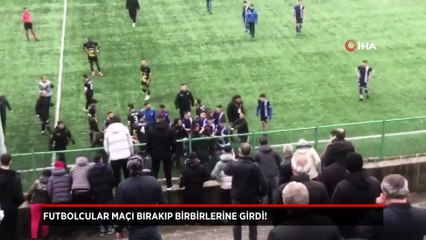 Futbolcular maçı bırakıp birbirlerine girdi!