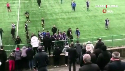Maçı bırakan futbolcular birbirine girdi