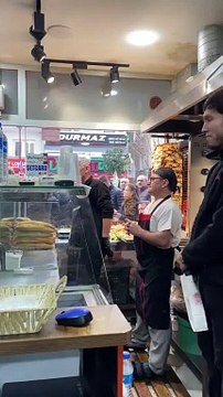 '22 yılda ülkeyi nereden nereye getirdik' diyen Kurum, dönerciden aldığı yanıtla şoke oldu: 'Yapma gözünü seveyim ya'