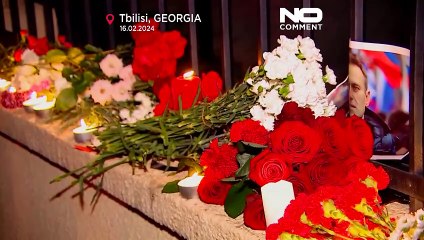 شمع و گل به یاد الکسی ناوالنی در اروپا؛ روس‌تباران نام سرسخت‌ترین منتقد پوتین را فریاد زدند