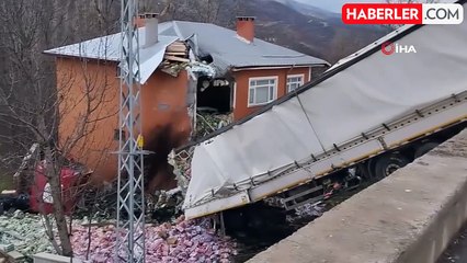 Sivas'ta tırın evin ikinci katına çarpması kamerada