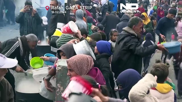 تصاویری از وضعیت بحرانی غزه؛ فلسطینی‌ها در رفح برای یک وعده غذایی رایگان صف می‌کشند