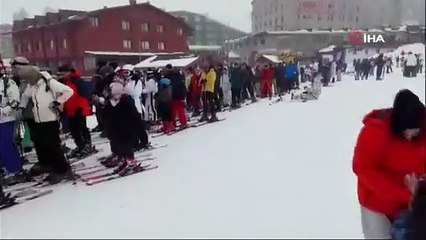 Uludağ’da geç gelen kar yüzleri güldürdü