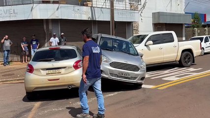 Vídeo mostra forte colisão entre Peugeot e Ford Ka na Rua Paraná