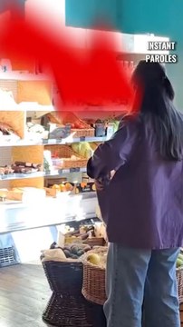 Cet homme âgé rend l’argent appartenant à une femme puis se fait récompenser