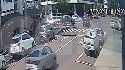 Vídeo mostra forte colisão entre Peugeot e Ford Ka na Rua Paraná