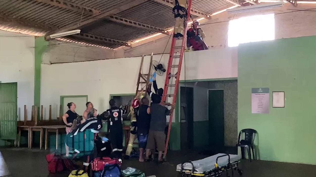 Resgate em altura: Trabalhador cai de telhado, para em superfície elevada e precisa ser socorrido