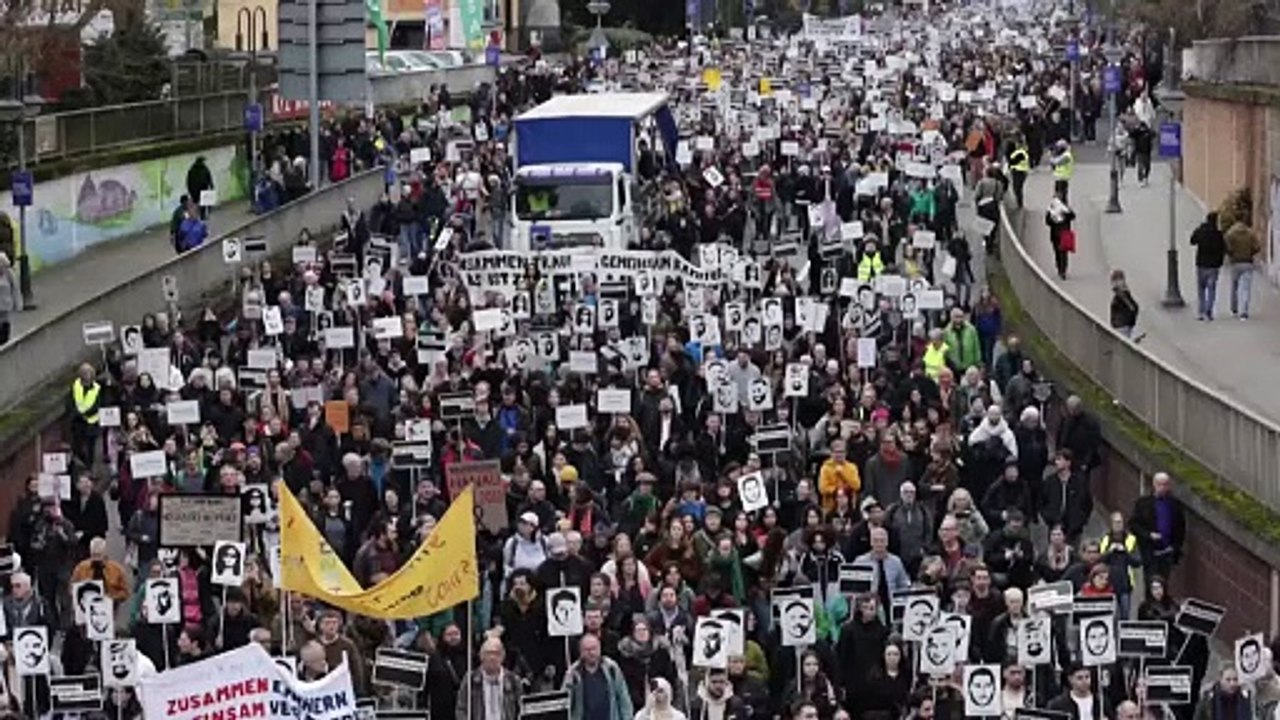 Tausende Menschen erinnern an Opfer von rassistischem Anschlag in Hanau