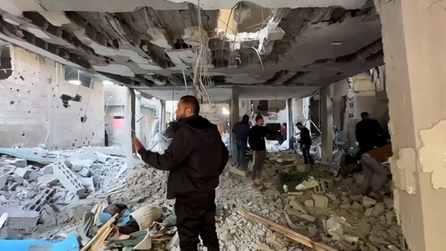 جرحى ومفقودين جراء غارة إسرائيلية في دير البلح بقطاع غزة