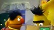 Ernie probeert Bert bang te maken (Dutch Bert & Ernie)