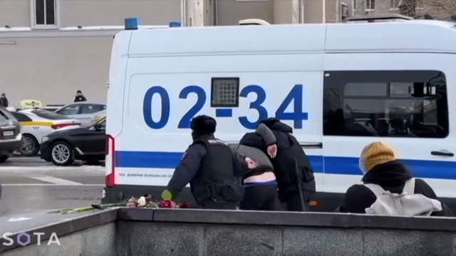 Mort de Navalny : en Russie, plus de 350 personnes arrêtées lors de rassemblements en hommage à l'opposant