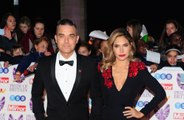 A Ayda Field y Robbie Williams les resulta 'desafiante' alejarse de los niños