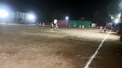 दूधिया रोशनी में चल रही लीजेंड फुटबॉल ट्रॉफी में खिलाड़ी दिखा रहे जौहर