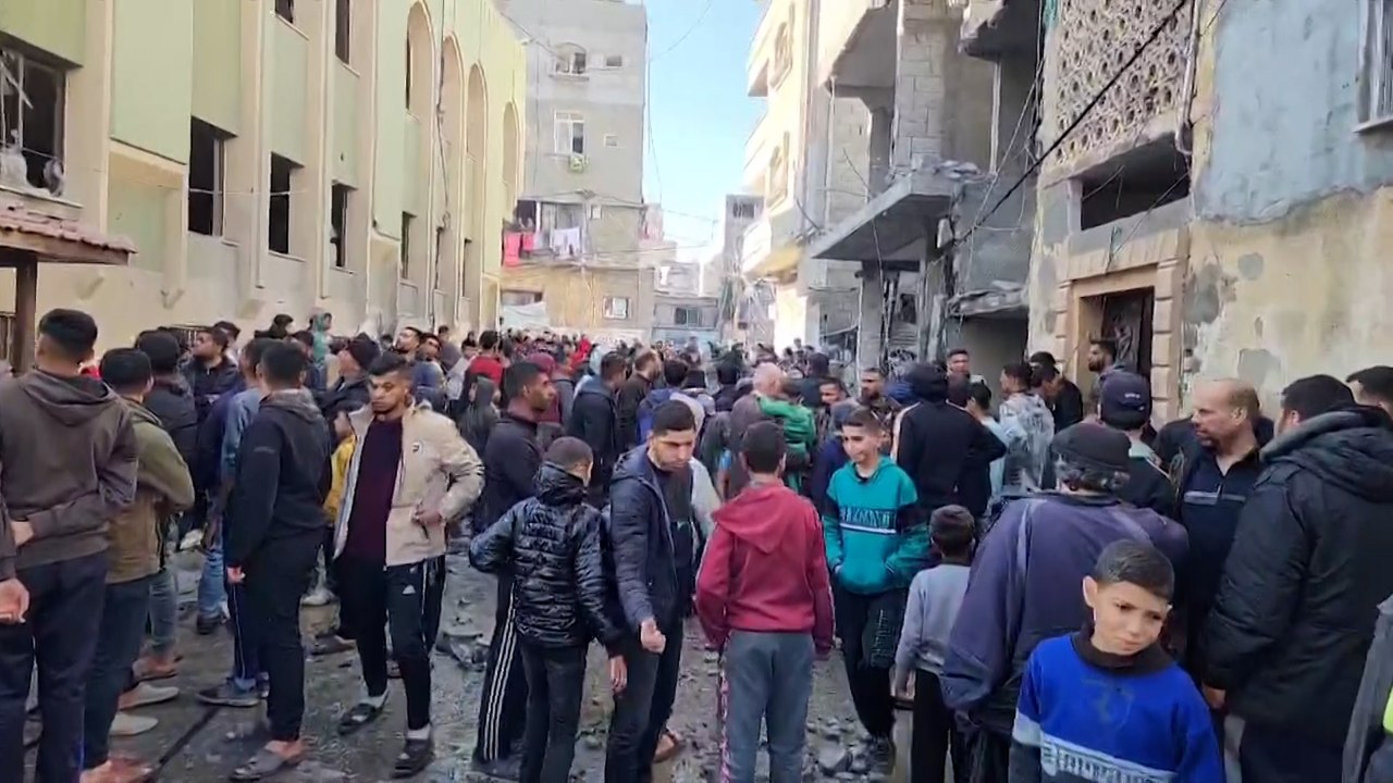 الجزيرة ترصد الدمار جراء غارات إسرائيلية بمخيم دير البلح