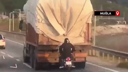 Muğla'da motosikletlinin tehlikeli yolculuğu kamerada