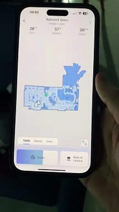 TEST RÉUSSI, LE ROBOT CONTINUE À NETTOYER PARFAITEMENT APRÈS 40 MINUTES D'UTILISATION ET RETOUR À LA BASE