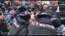 شاهد: اعتقال العشرات في سانت بطرسبورغ خلال مشاركتهم في تجمعات لتكريم نافالني
