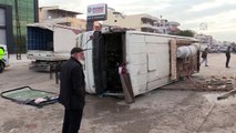 Adana'da tarım işçilerini taşıyan midibüs devrildi: 15 yaralı