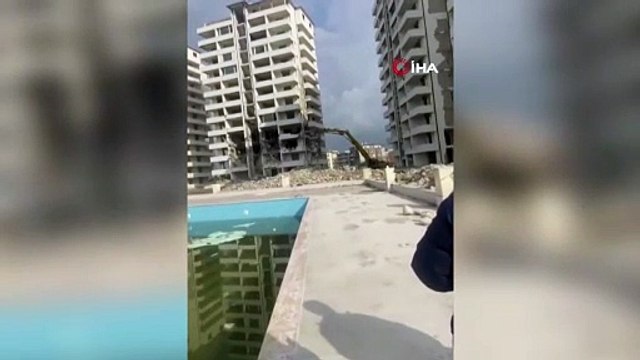 13 katlı bina iş makinesinin darbesiyle yerle bir oldu, yaşanan panik kamerada