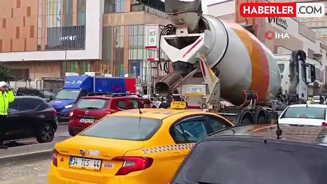 Polis ekiplerinden takdir toplayan hareket: Mikserden yere dökülen betonu temizlettiler